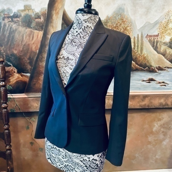 ✨🖤✨ Theory Fitted Blazer ✨🖤✨Size 2✨🖤✨ - Picture 2 of 5